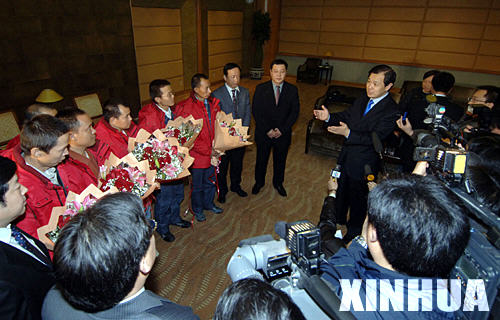 1月22日下午，5名在尼日利亞被劫持後獲釋的中國工程人員平安回到北京。外交部部長助理孔泉(講話者)到機場迎接。