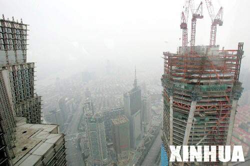 正在建設中的上海環球金融中心(右)已升至79層，高度達到340.1米(1月22日攝)。上海環球金融中心工程是一幢以辦公爲主，集商貿、賓館、觀光、展覽及其他公共設施於一體的大型超高層建築，位於浦東陸家嘴，與金茂大廈相距僅40米。工程總建築面積377300平方米，塔樓地上101層，地面以上高度爲492米。