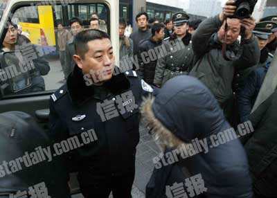 北京警方突擊整治北京站倒賣火車票者(圖)