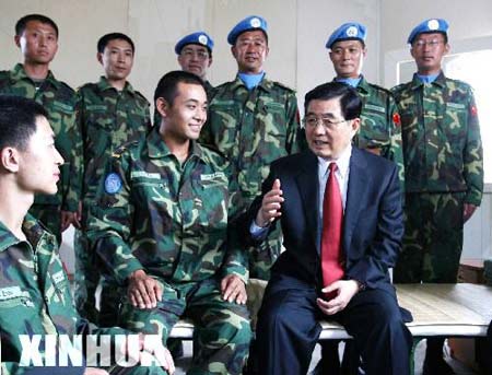 圖文：胡錦濤視察中國駐利比里亞維和戰士