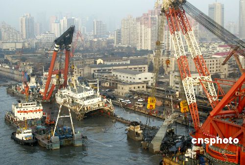上海黃浦江自沉萬噸輪打撈遭挫折尚未出水(圖)