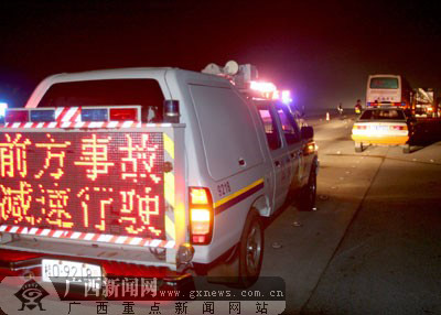 廣西南北高速公路車禍1人死亡35人受傷(組圖)
