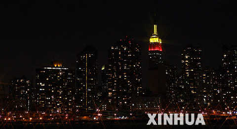 2月15日，美國紐約的帝國大廈頂端點亮紅黃兩色彩燈。紐約最高建築帝國大廈從2月15日起連續３天在頂端點亮1327盞彩燈，以慶祝中國農曆新年的到來。由美國亞美商業發展中心主辦的帝國大廈春節點亮彩燈活動自2001年始已連續舉辦了7次。 新華社記者侯俊攝 