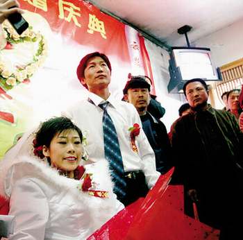 男子娶骨癌女孩當新娘病房裏舉行婚禮(組圖)