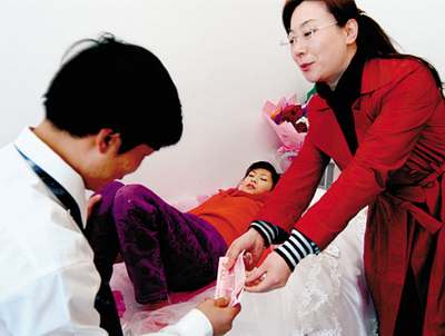 男子娶骨癌女孩當新娘病房裏舉行婚禮(組圖)