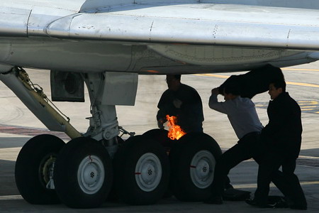 朝鮮客機在北京機場降落時輪胎起火(組圖)