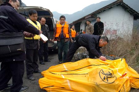 陝西漢中客車墜入水庫22人死亡(組圖)