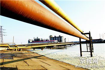 今年2月5日，天津大港正在建設日產10萬噸的海水淡化廠。