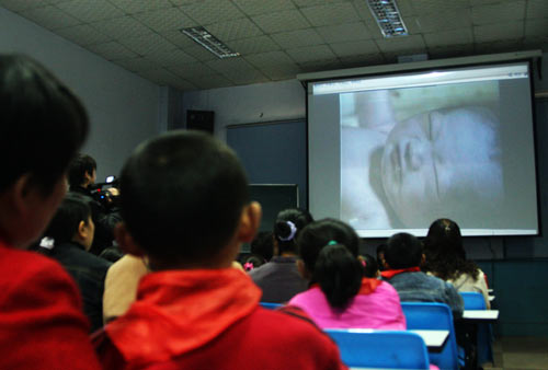 鄭州一小學播分娩錄像給學生當生日禮物(圖)