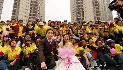 [組圖]重慶自行車婚禮 300米長車隊浩浩蕩蕩