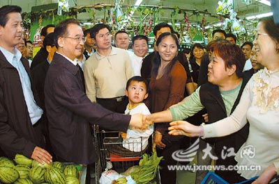 溫家寶在江西考察 “試駕”江鈴汽車(組圖)
