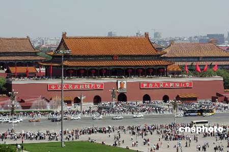 五月三日，北京迎來“五一”黃金週遊客高峯，天安門廣場遊人如織。 中新社發 毛建軍 攝