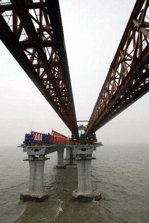 上海長江大橋深水區墩柱安裝完成(組圖)