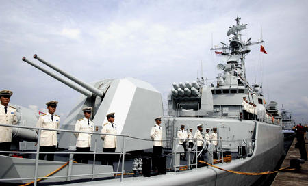 2007年5月14日 中國海軍“襄樊”號導彈護衛艦駛抵新加坡。新華社照片，記者張永興攝