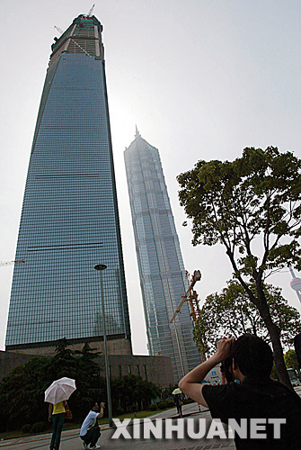 正在建設中的上海環球金融中心（左）高度已經超過金茂大廈88層觀光廳（5月15日攝）。 
