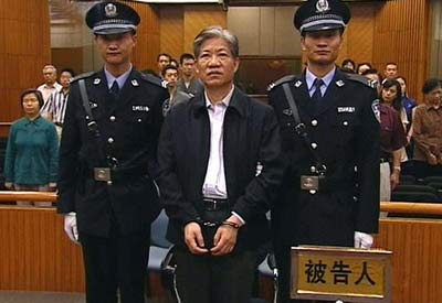 2007年5月29日上午，北京市第一中級人民法院對國家食品藥品監督管理局原局長鄭筱萸案作出一審判決。一審判決後，鄭筱萸被戴上手銬