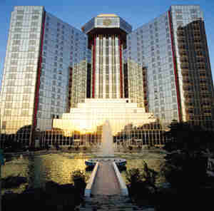 北京一家飯店幹部因在慈善學校做義工被辭退
