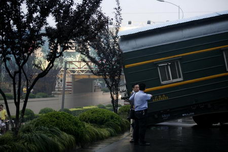 組圖：杭州火車出軌衝出路面