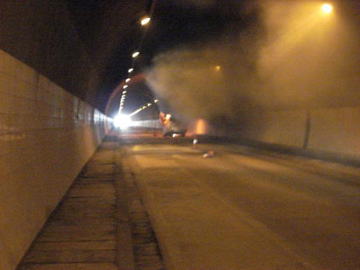 安徽高速路隧道內車輛爆炸數百人逃生(組圖)