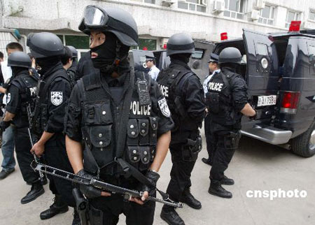 組圖：北京警方銷燬毒品特警隊員進行護衛