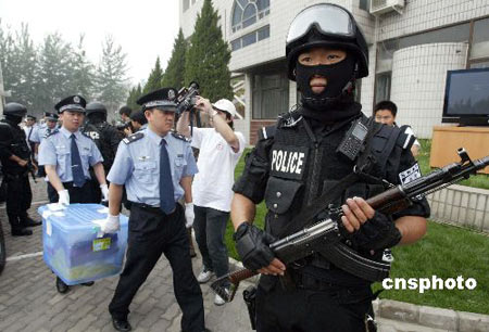 組圖：北京警方銷燬毒品特警隊員進行護衛