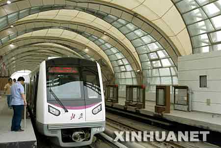 　　6月4日，地鐵列車在北京地鐵5號線運行線路上運行測試。新華社記者李志勇攝 