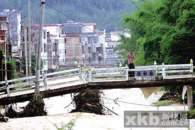 廣東紫金縣被洪水圍困21萬人受災