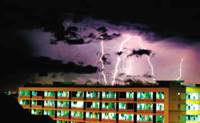 广州大学城频遭雷电袭击 专家称其处于强雷暴