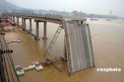 广东南海九江大桥坍塌首位报警人回首惊心一刻