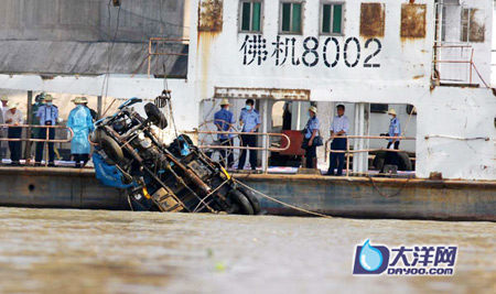 九江大橋第一輛汽車被撈出水面發現兩具屍體