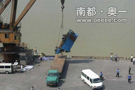 九江大橋第一輛汽車被撈出水面發現兩具屍體