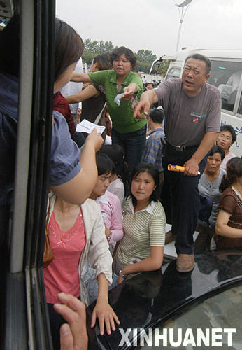 6��26�գ�ѧ���ҳ�����Ϊ��Ů��У������ ���գ�����ʡ������������ͨ���������г��𱬿�������������13�����졢�����ͨ���н�����̯����ǧ���������ҳ����ֳ�������У���������������ֳ�����ӵ��������ѧУ����ʦ��վ�ڵ����Ĺ������Ͻ�����ѯ�ͱ�����