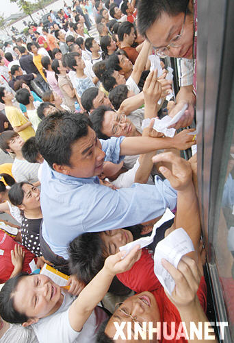 6��26�գ�ѧ���ҳ�����Ϊ��Ů��У������ ���գ�����ʡ������������ͨ���������г��𱬿�������������13�����졢�����ͨ���н�����̯����ǧ���������ҳ����ֳ�������У���������������ֳ�����ӵ��������ѧУ����ʦ��վ�ڵ����Ĺ������Ͻ�����ѯ�ͱ�����