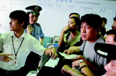 上海浦東機場乘客拒絕登機遭催淚瓦斯襲擊
