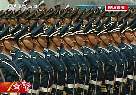 胡錦濤檢閱解放軍駐港部隊(組圖)