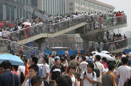 圖文：北京站前過街天橋的客流