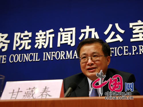 國家土地副總督察甘藏春回答記者提問