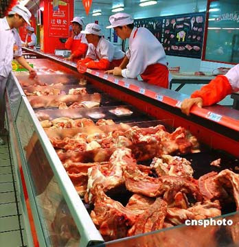 最近，豬肉價格持續上漲，引起社會廣泛關注。 中新社發 井韋 攝