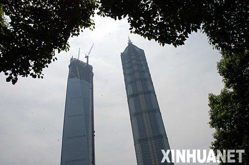 7月19日，正在建設中的上海環球金融中心高度已達到97層，右邊是88層高的金茂大廈。上海環球金融中心預計2007年9月封頂。