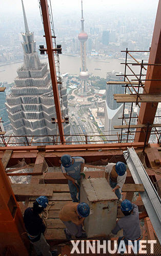 7月19日，工人在上海環球金融中心工地施工。當日，上海環球金融中心已建至97層，預計2007年9月封頂。