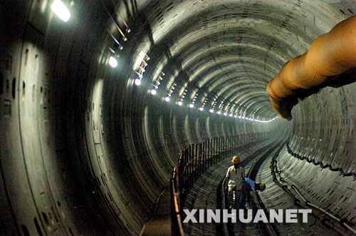 7月26日，工人在對地鐵隧道進行檢查維護。 當日，南京地鐵二號線莫愁湖至漢中門區間左線盾構隧道順利貫通，這標誌着南京地鐵二號線建設取得重大進展。此次貫通的地鐵隧道總長近829米，沿線水文地質狀況和周邊環境複雜多變，是南京地鐵二號線盾構施工技術難度和風險較大的地段。 新華社記者 孫參 攝