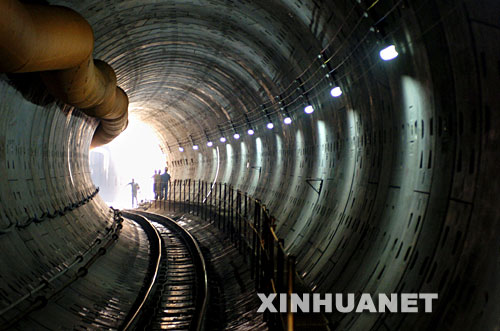 7月26日，工人在對地鐵隧道進行檢查維護。 當日，南京地鐵二號線莫愁湖至漢中門區間左線盾構隧道順利貫通，這標誌着南京地鐵二號線建設取得重大進展。此次貫通的地鐵隧道總長近829米，沿線水文地質狀況和周邊環境複雜多變，是南京地鐵二號線盾構施工技術難度和風險較大的地段。 新華社記者 孫參 攝
