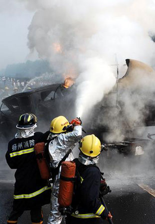 組圖：京滬高速乙醇罐車着火交通中斷數小時