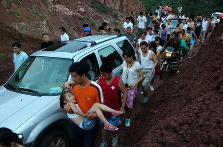 河南洛寧公路山體滑坡兩千遊客被困十小時(圖)
