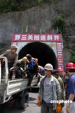 湖北在建隧道透水52人被困35人已獲救(組圖)