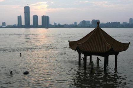 組圖：長江今年最大洪峯通過武漢