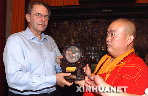 8月9日，少林寺方丈释永信(右)向国际奥委会主席罗格赠送礼品。
