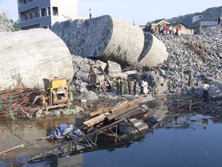 組圖：湖南鳳凰縣在建大橋垮塌14人死亡