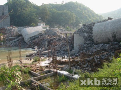 湖南鳳凰縣在建大橋垮塌14人死亡22人受傷(圖)