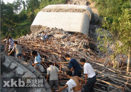 湖南鳳凰縣在建大橋垮塌14人死亡22人受傷(圖)